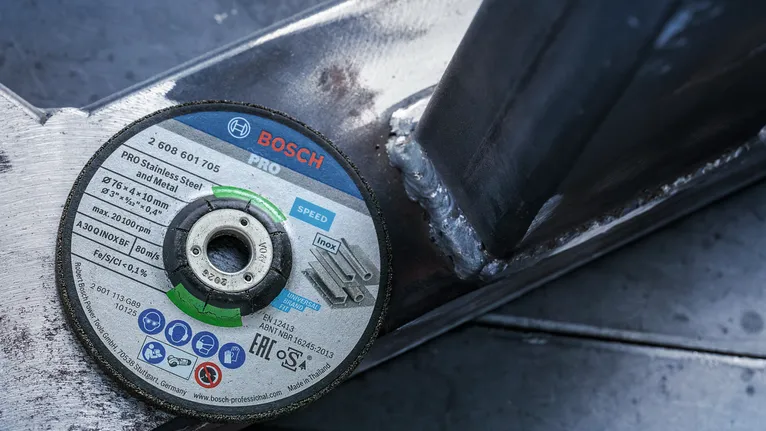 용접된 금속 프레임에 놓인 절단 디스크입니다.