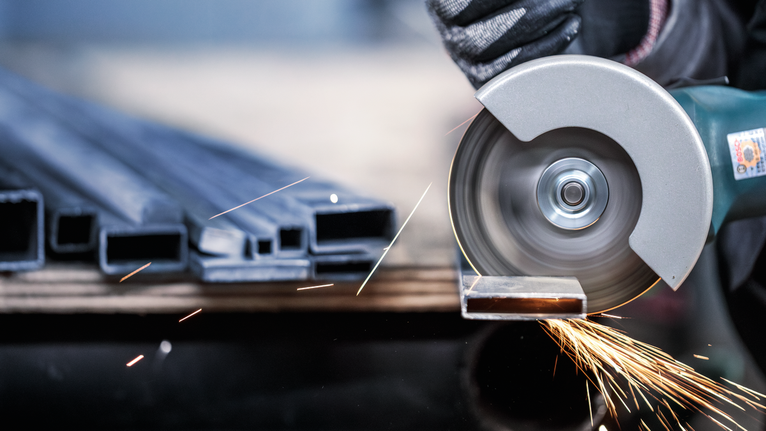 PRO Stainless Steel and Metal 절단석, 105 x 1 x 16mm 안전 장비를 착용한 사람이 원형 톱으로 금속 파이프를 자르는데, 불꽃이 튀고 있습니다.