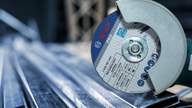 PRO Stainless Steel and Metal 절단석, 105 x 1 x 16mm 산업 현장에서 금속 절단 도구가 강철 보를 절단하고 있습니다.