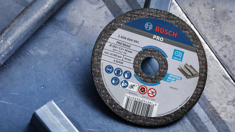 작업장에서 금속 표면에 놓인 금속 절단 디스크입니다.