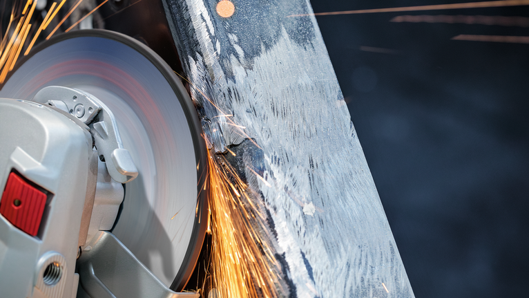 절단 휠은 금속 빔을 절단할 때 불꽃을 발생시킵니다.