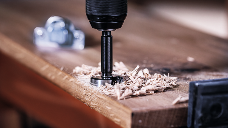 나무판에 깨끗하고 원형의 구멍을 뚫는 홀톱입니다.