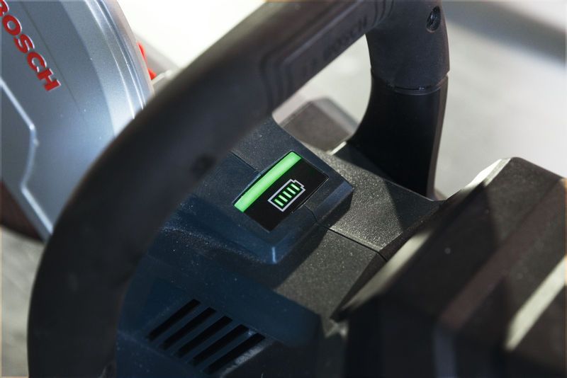 무선 그라인더의 디스플레이에 배터리가 완전히 충전되었다는 표시가 나타납니다.