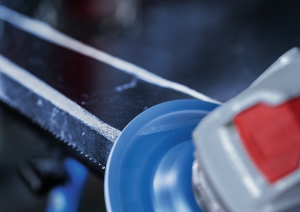 Bosch 연마 디스크로 금속 표면을 매끄럽게 다듬습니다.