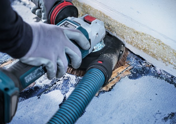 Bosch 각도 그라인더 브러시 헤드로 바닥 코팅을 제거합니다.