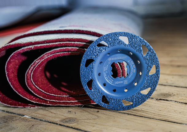 바닥 제거용 Bosch Expert Carbide 거친 연삭 디스크.