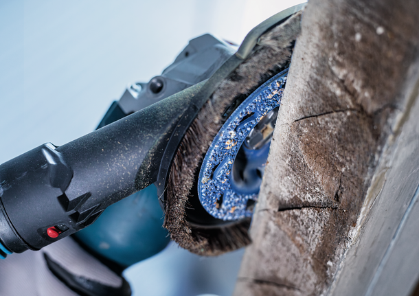 Bosch 연마 브러시 디스크로 거친 목재를 연마합니다.