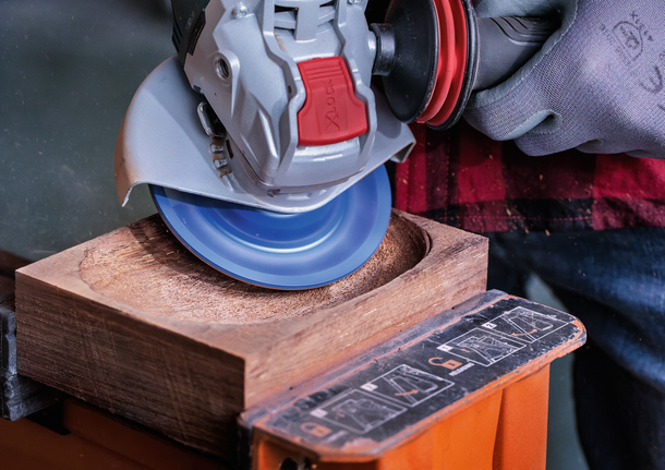 Bosch X-LOCK 카바이드 디스크로 목재를 다듬습니다.