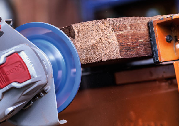 Bosch X-Lock 연마 디스크로 거친 목재를 연마합니다.