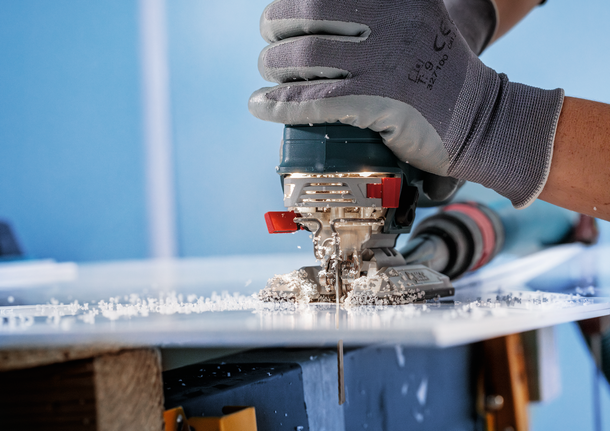 PRO Plastics PP clean T102D 직쏘날, 100mm, 5개 Bosch 톱날로 아크릴 시트를 절단하는 모습입니다.