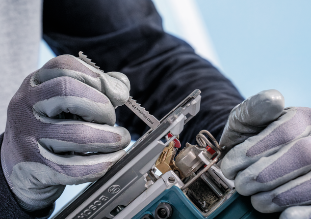 PRO Plastics PP clean T102D 직쏘날, 100mm, 5개 정밀한 절단을 위해 Bosch 톱날을 삽입하고 있습니다.