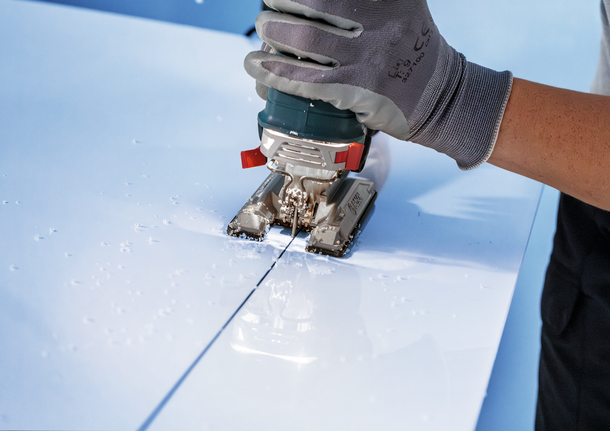 PRO Plastics PP clean T102D 직쏘날, 100mm, 5개 안전 장비를 착용한 작업자가 퍼즐을 사용해 흰색 패널에서 직선을 자릅니다.