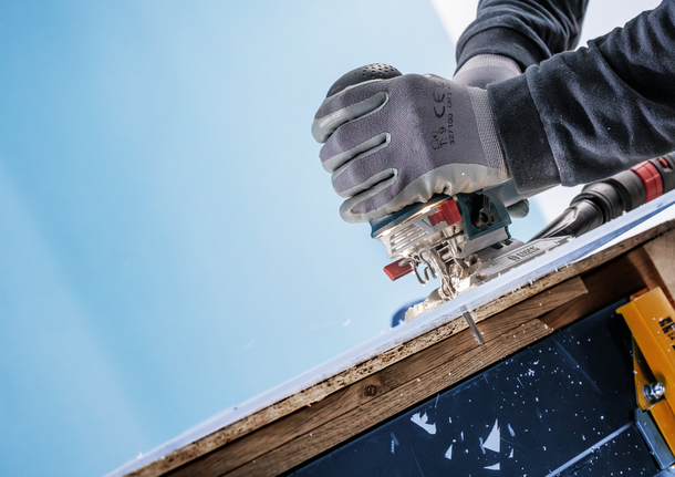 PRO Plastics PP clean T102D 직쏘날, 100mm, 5개 안전 장비를 착용한 작업자가 톱을 사용하여 적층 목재를 자르고 있습니다.