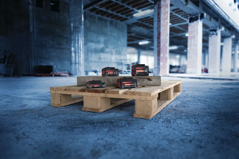 EXBA18V-80 나무 팔레트 위에 놓인 Bosch 18V Expert 배터리 팩.