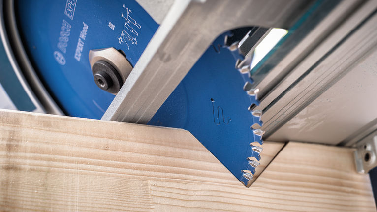 원형 톱날로 나무판을 자르고 있습니다.