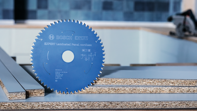 작업장에서 적층 패널 위에 세워진 원형 톱날.