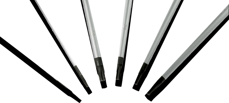 부채꼴 모양으로 배열된 검은색 팁이 달린 6개의 은색 육각 드라이버 비트입니다.