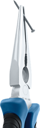 못을 잡고 있는 송곳코 펜치.