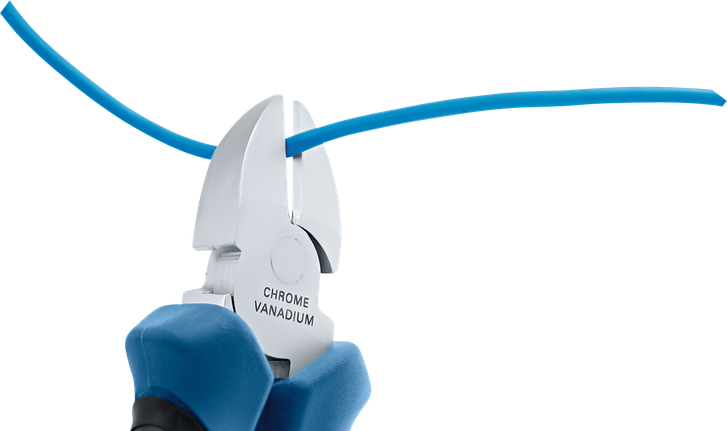 안전 장비를 착용한 사람이 펜치를 사용하여 파란색 전선을 자릅니다.