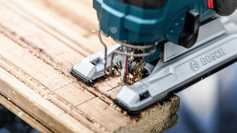 표시된 나무 판자를 퍼즐로 자르는 모습입니다.