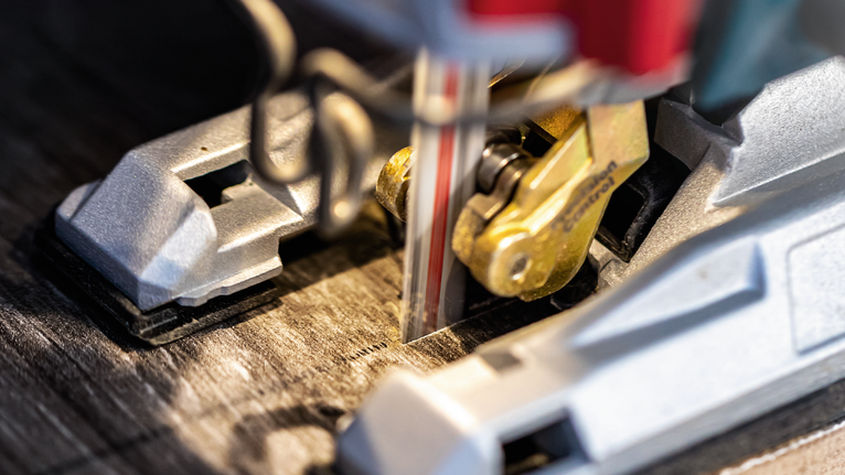 퍼즐은 표시된 선을 따라 나무를 자릅니다.