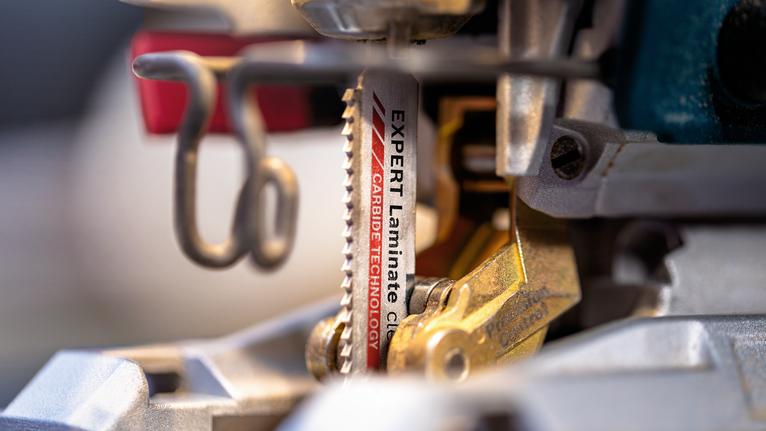 전동 공구에 카바이드 톱니가 장착된 톱날의 클로즈업.