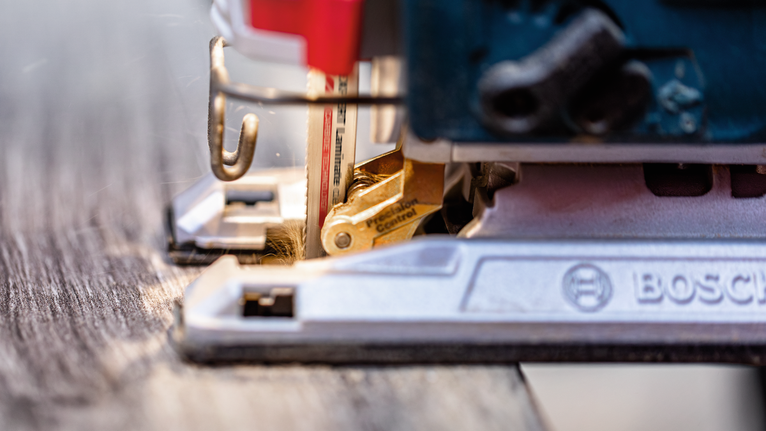 나무판을 퍼즐로 자르는 모습.