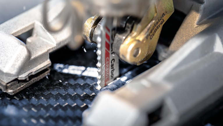 탄소 섬유 시트를 자르는 퍼즐 톱날입니다.