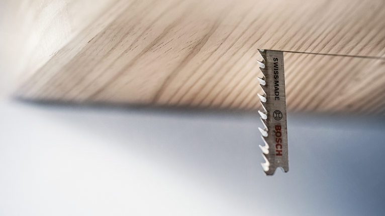 아래쪽에서 나무판을 자르는 톱날입니다.