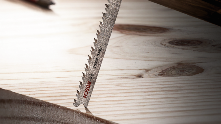 나무판을 자르는 퍼즐 칼날.