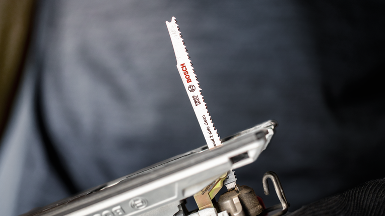 전동 공구에 부착된 톱날의 클로즈업.