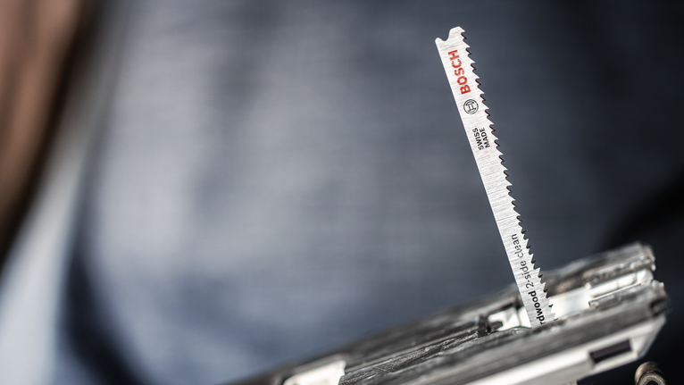 전동 공구에 설치된 톱날의 클로즈업.