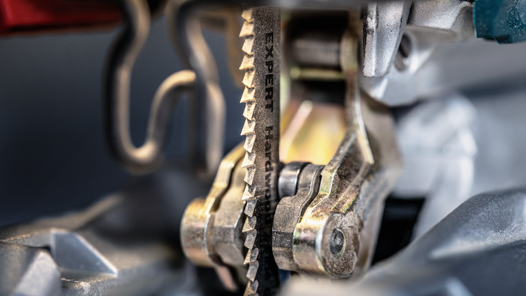 금속을 통과하는 퍼즐 톱날의 클로즈업.