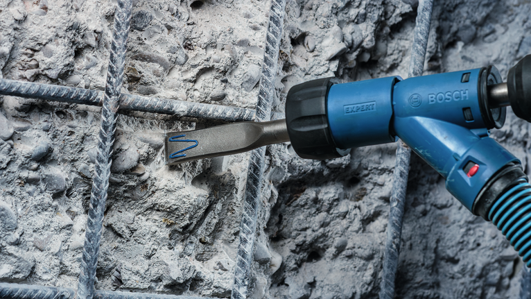 철근 사이의 콘크리트를 제거하는 끌 도구.