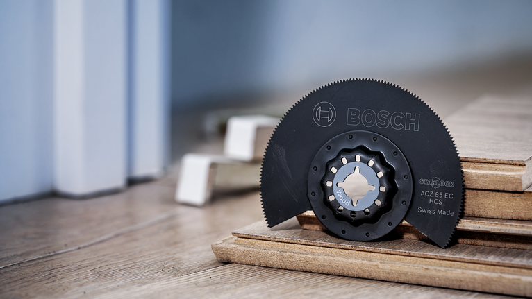 바닥재 설치를 위해 쌓아 놓은 나무 판자 위에 놓인 톱날.