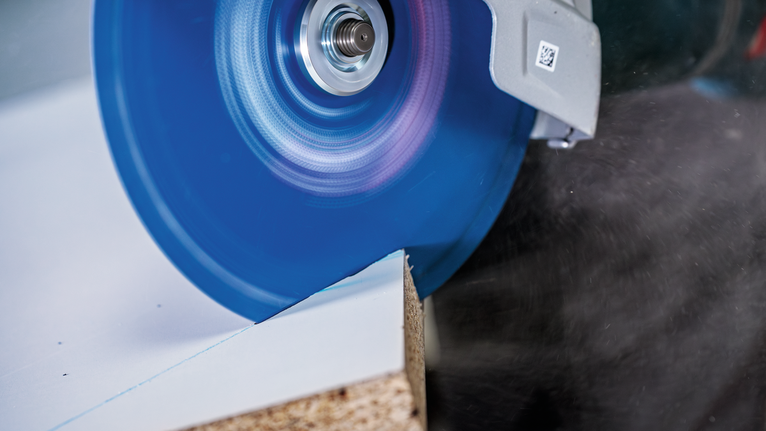 원형 톱날로 적층 목재판을 절단합니다.