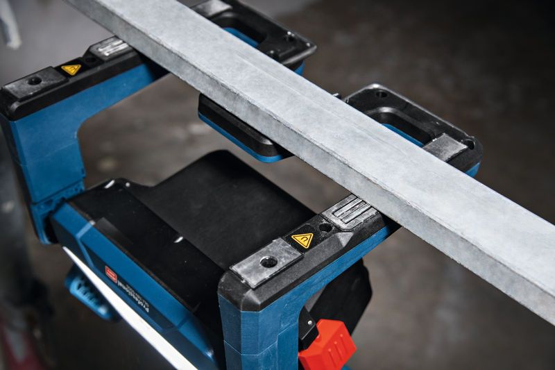 무선 작업 현장 조명은 금속 들보 아래의 작업 공간을 비춥니다.