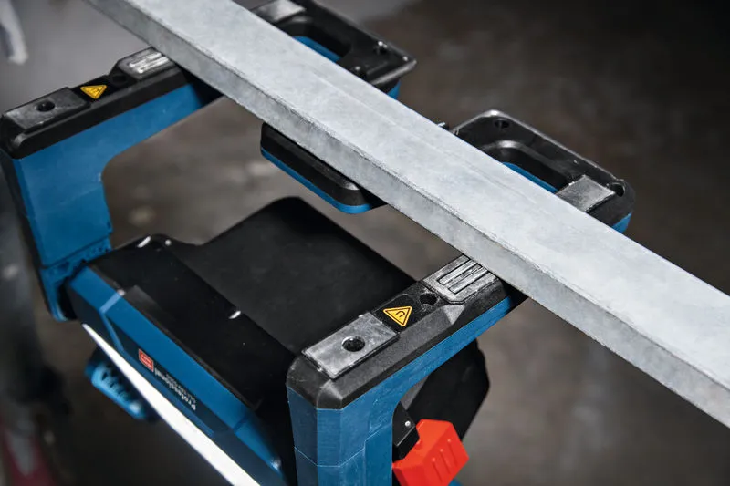 무선 작업 현장 조명은 금속 들보 아래의 작업 공간을 비춥니다.