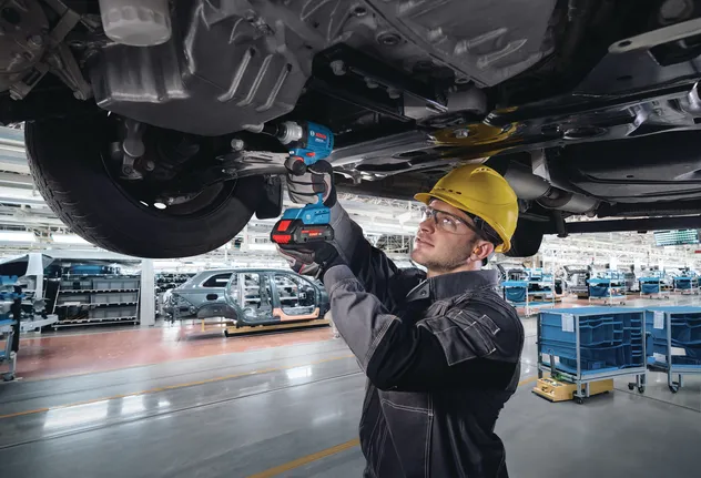 자동차 조립에 사용되는 Bosch IDS 18V-200 임팩트 렌치.