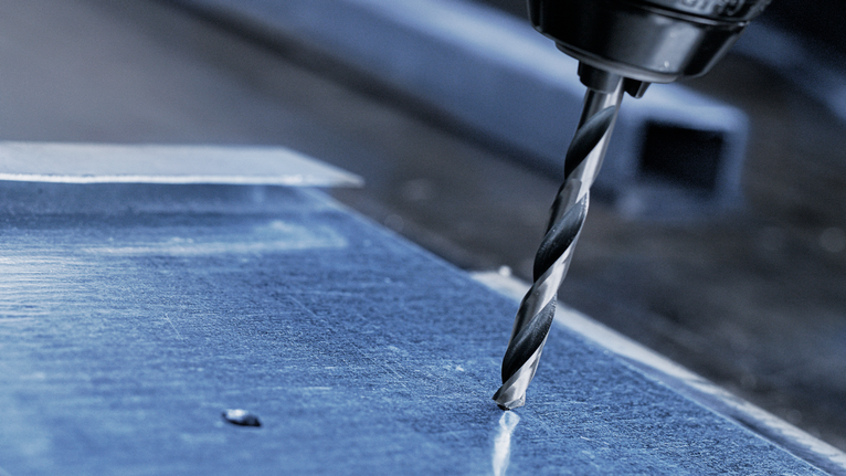 금속판에 구멍을 뚫는 전동 드릴입니다.