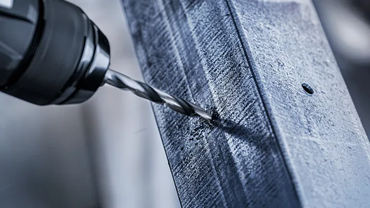 금속 보에 구멍을 뚫는 드릴입니다.