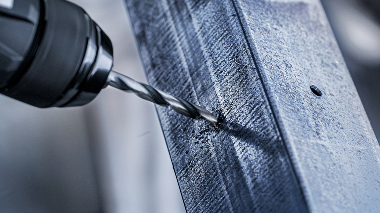 금속 보에 구멍을 뚫는 드릴입니다.