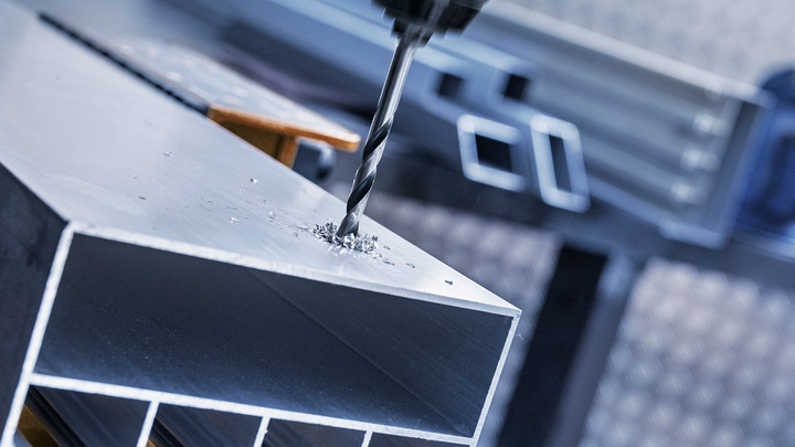 드릴은 산업 현장에서 금속 보에 구멍을 뚫는 데 사용됩니다.