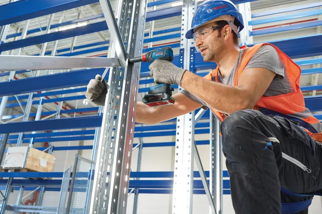 금속 조립에 사용되는 Bosch GDX 18V-200 임팩트 드라이버입니다.