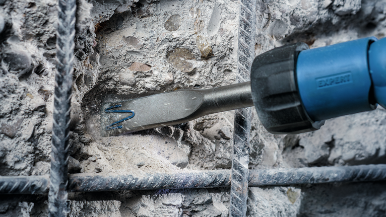 철근 사이의 콘크리트를 부수는 데 사용되는 끌 도구.