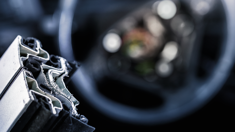 갓 절단한 금속 프로파일의 근접 사진으로, 가장자리에 미세한 금속 조각들이 붙어 있습니다.