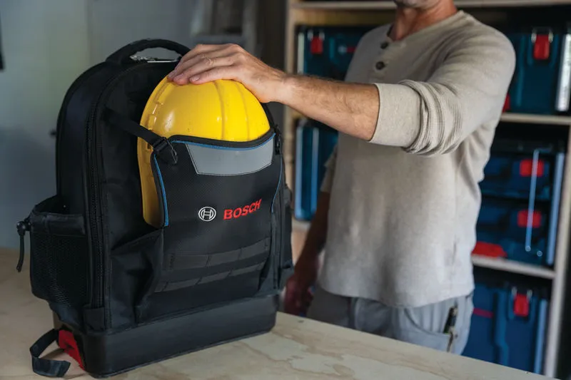 Bosch L-BOXX 작업용 배낭에 노란색 안전모가 들어 있습니다.