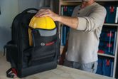 Bosch L-BOXX 작업용 배낭에 노란색 안전모가 들어 있습니다.