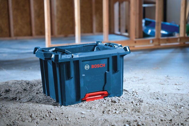 건설 현장에 있는 Bosch L-BOXX 건설용 운반 상자.