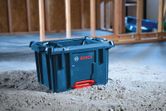 건설 현장에 있는 Bosch L-BOXX 건설용 운반 상자.
